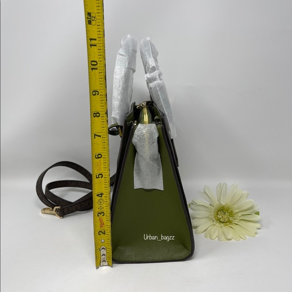 Michael Kors Hope Medium Messenger - Picture 4 of 9